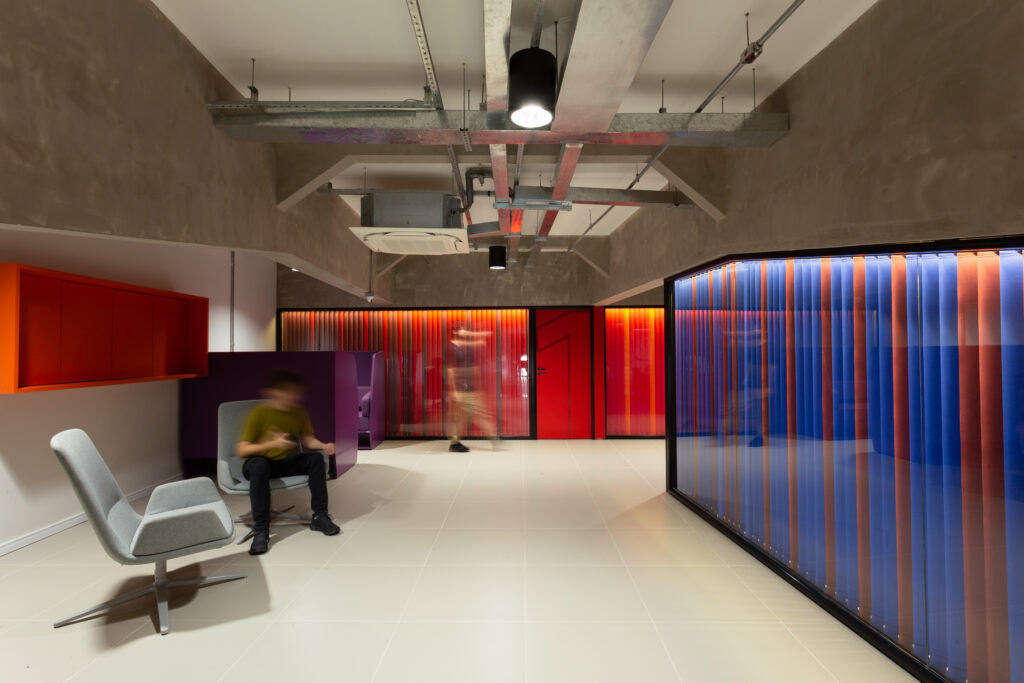 Espaços de uso comum em ambientes corporativos - Projeto da Nova Sede Insole pela Mobio Arquitetura